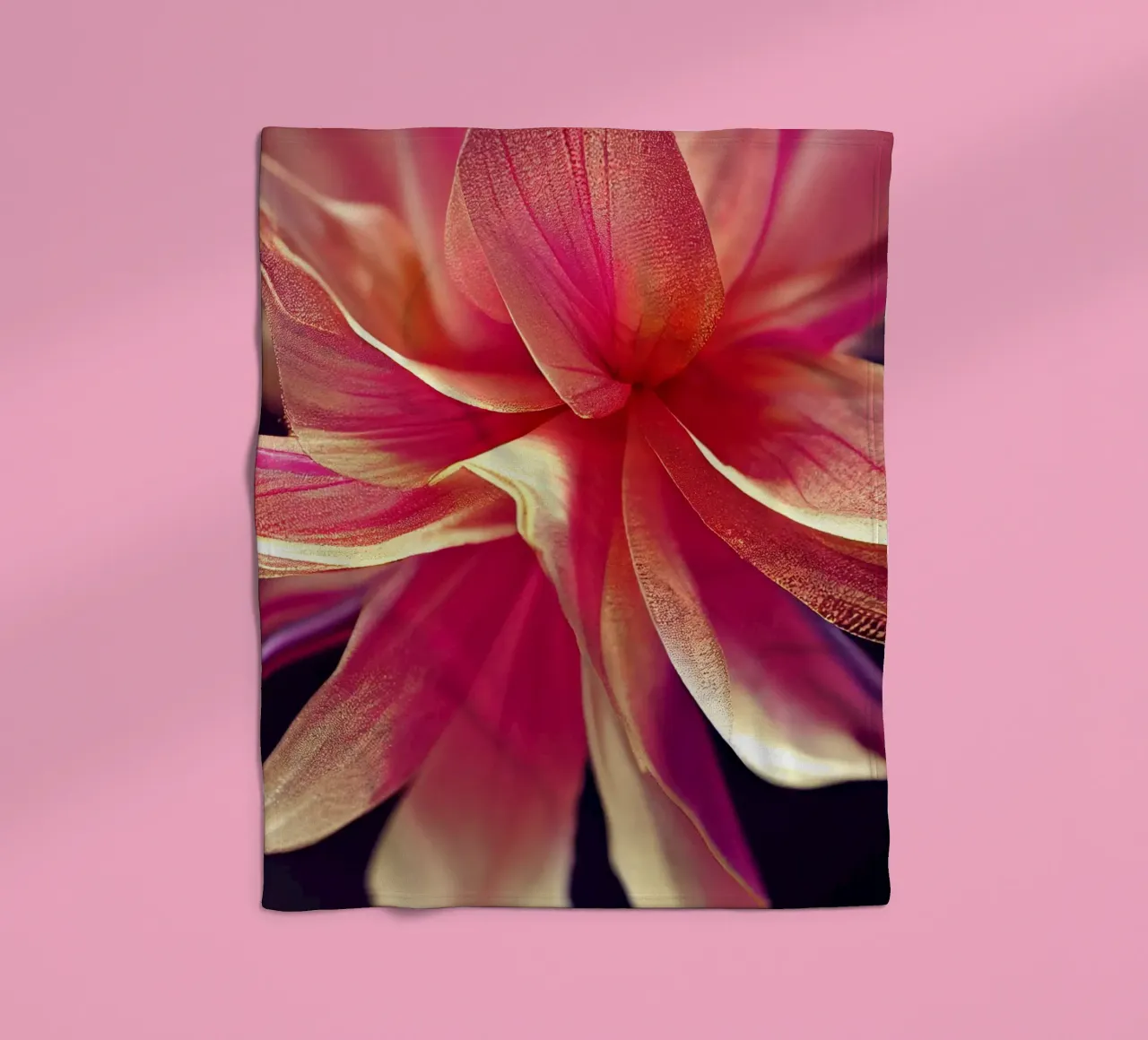Macro fiore di agrifoglio coperta in pile da Bold Blooms
