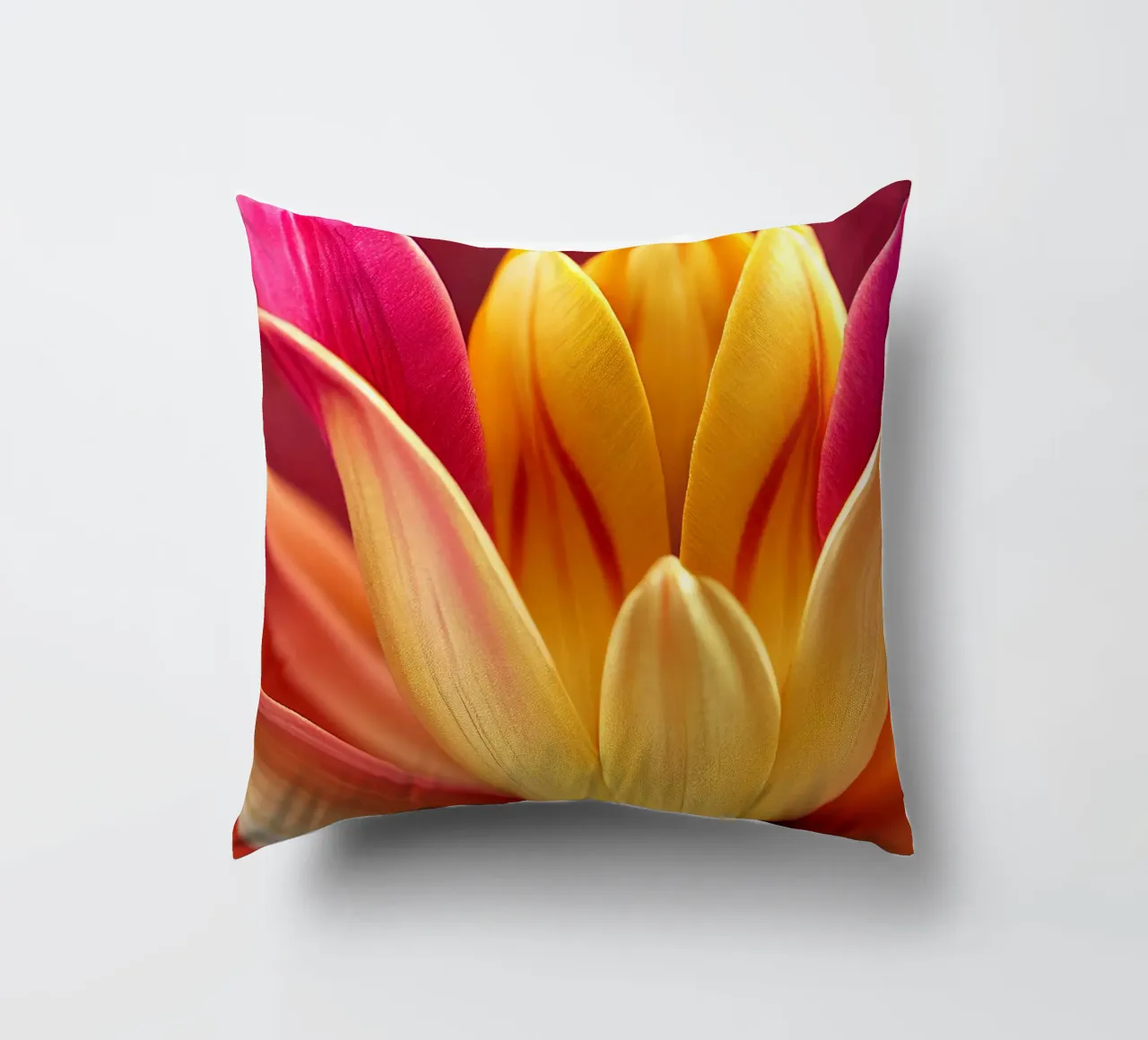 Macro fiore di tulipano indiano cuscino da Bold Blooms