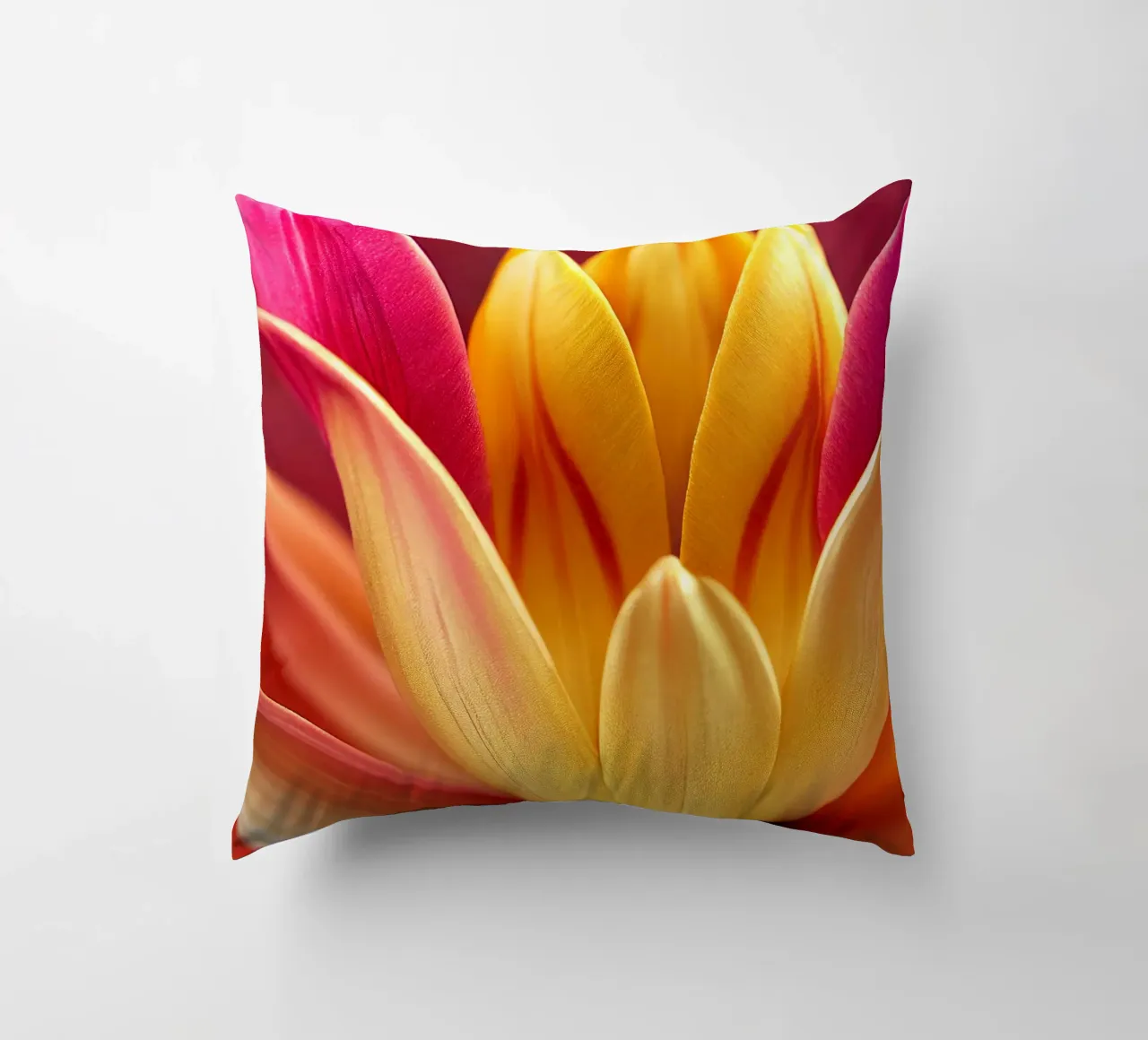 Macro fiore di tulipano indiano cuscino da Bold Blooms
