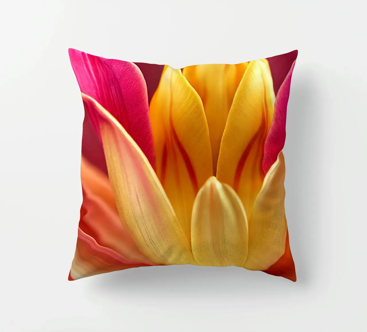 Macro fiore di tulipano indiano cuscino da Bold Blooms