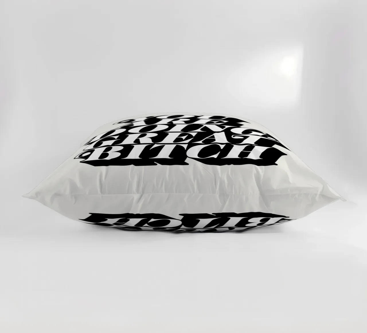 You Are Doing Great Bitch Tipografia di design cuscino da THE MOTIVATED TYPE