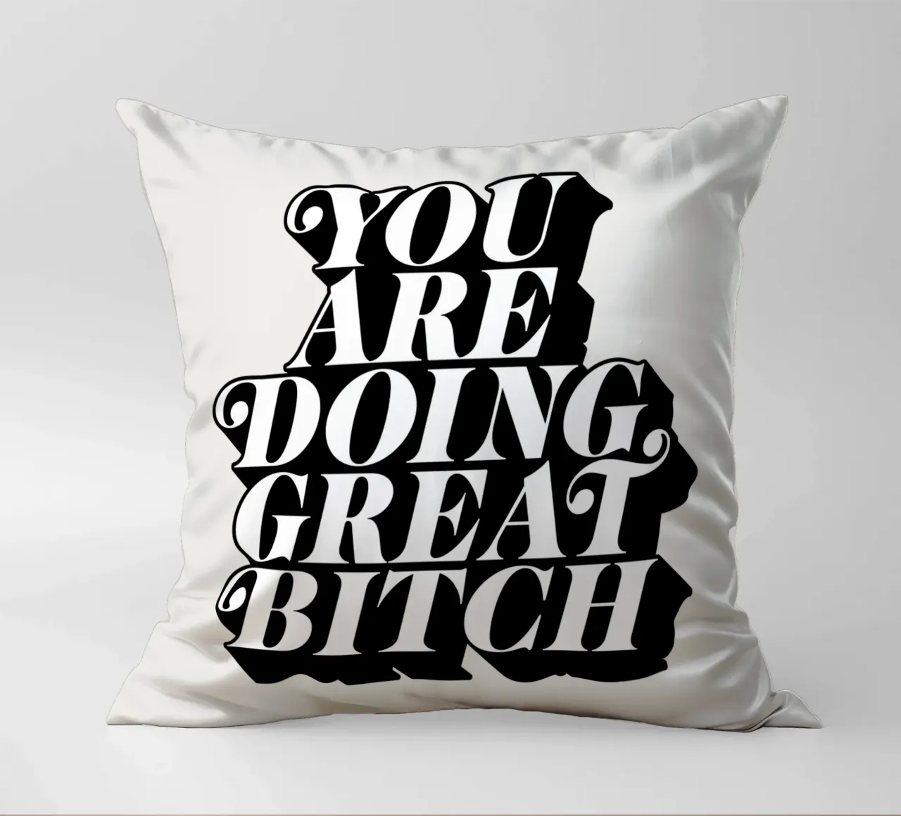 You Are Doing Great Bitch Tipografia di design cuscino da THE MOTIVATED TYPE