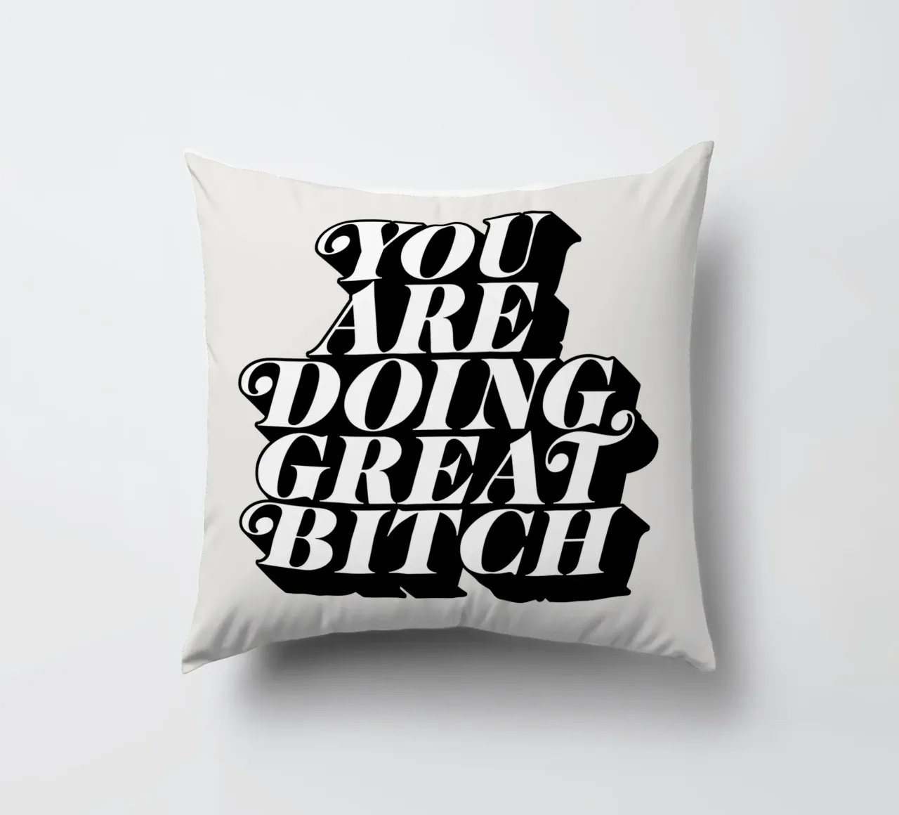 You Are Doing Great Bitch Tipografia di design cuscino da THE MOTIVATED TYPE