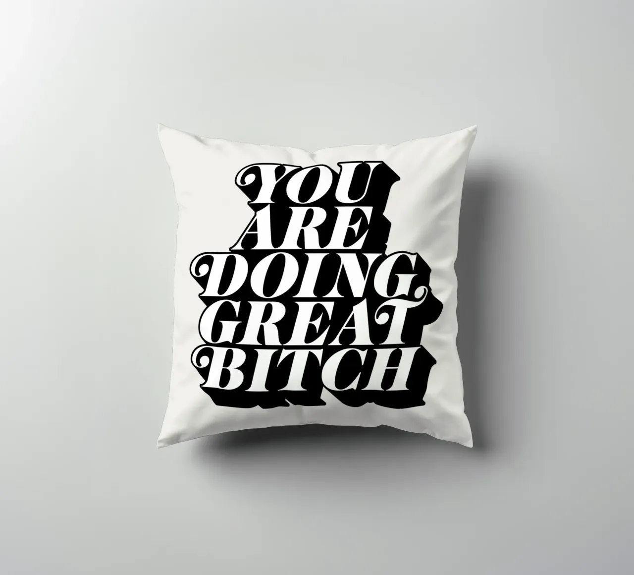 You Are Doing Great Bitch Tipografia di design cuscino da THE MOTIVATED TYPE