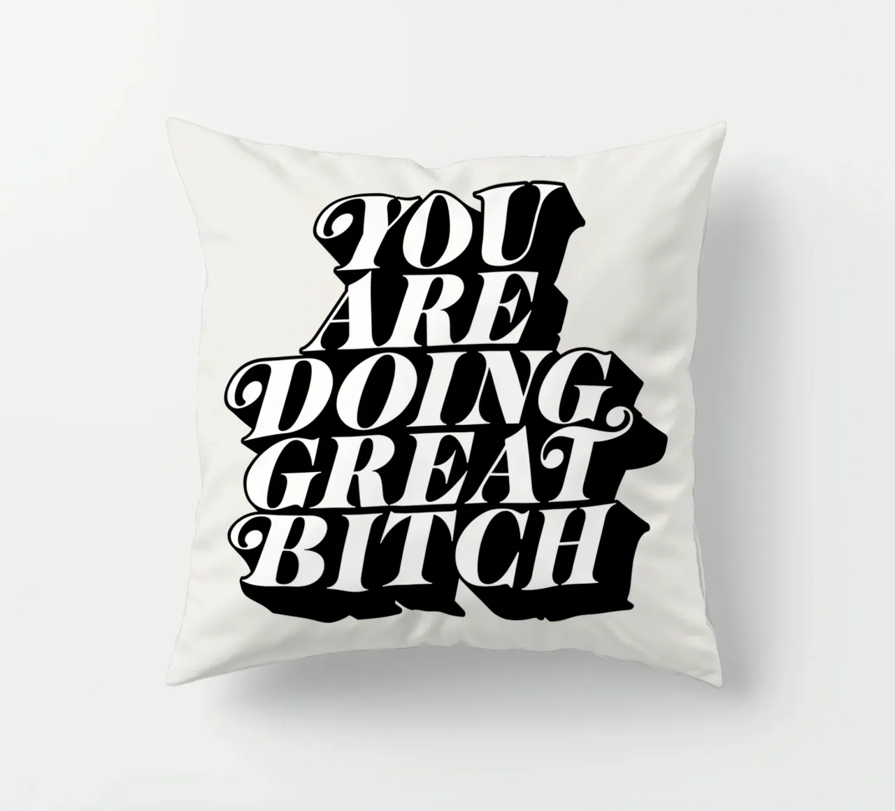 You Are Doing Great Bitch Tipografia di design cuscino da THE MOTIVATED TYPE