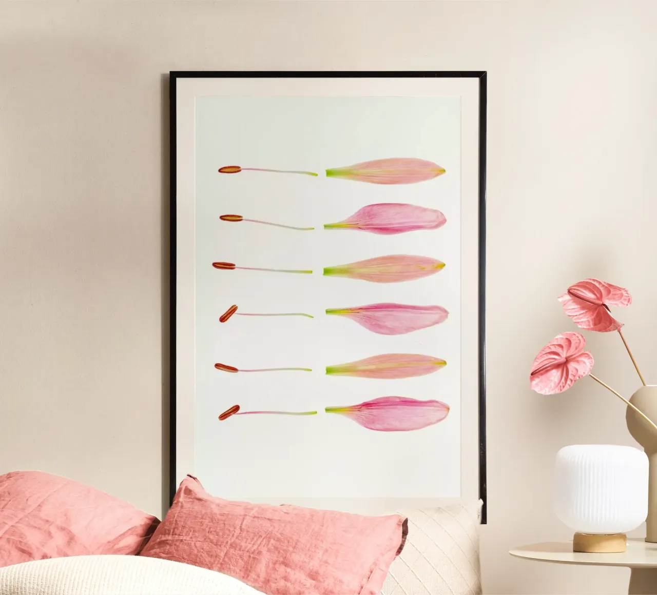 Lilly Petals poster con telaio in legno da Curious Collections by Marielle Leenders