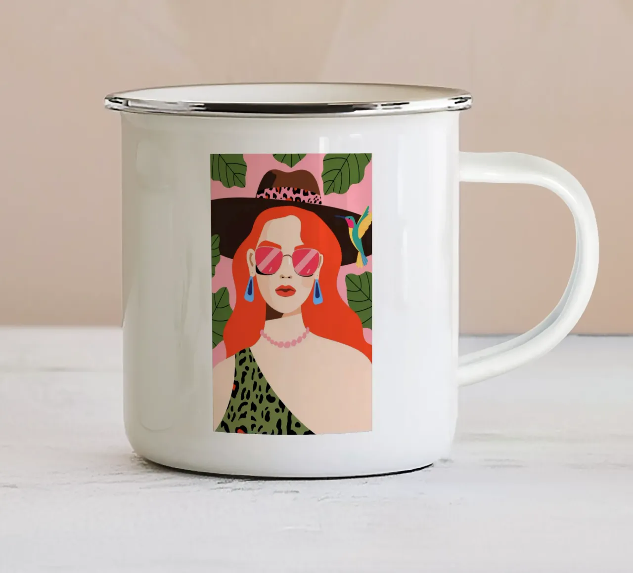 La signora del cappello leopardato tazza in smalto da Emery Kate