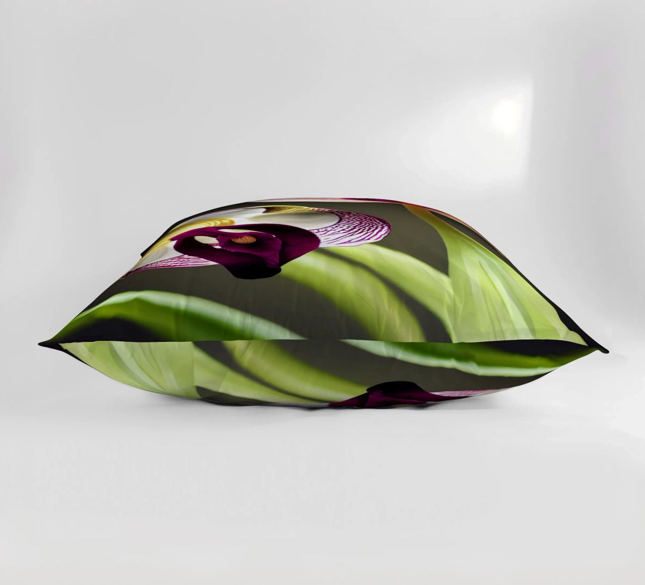 Macro fiore di orchidea Ladys Slipper cuscino da Bold Blooms