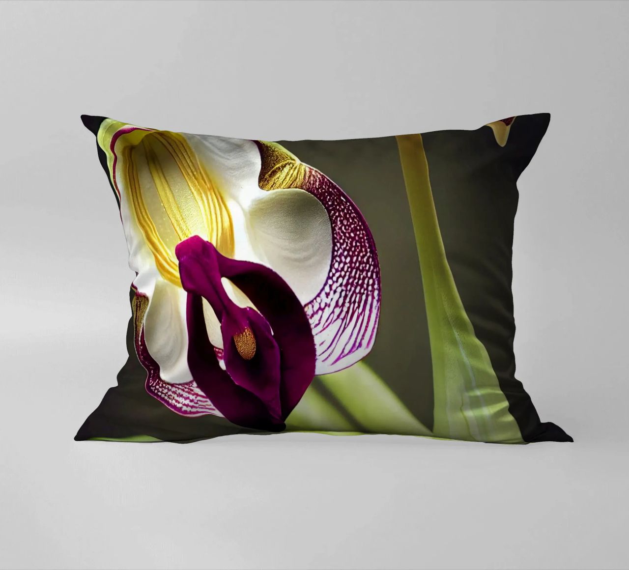 Macro fiore di orchidea Ladys Slipper cuscino da Bold Blooms