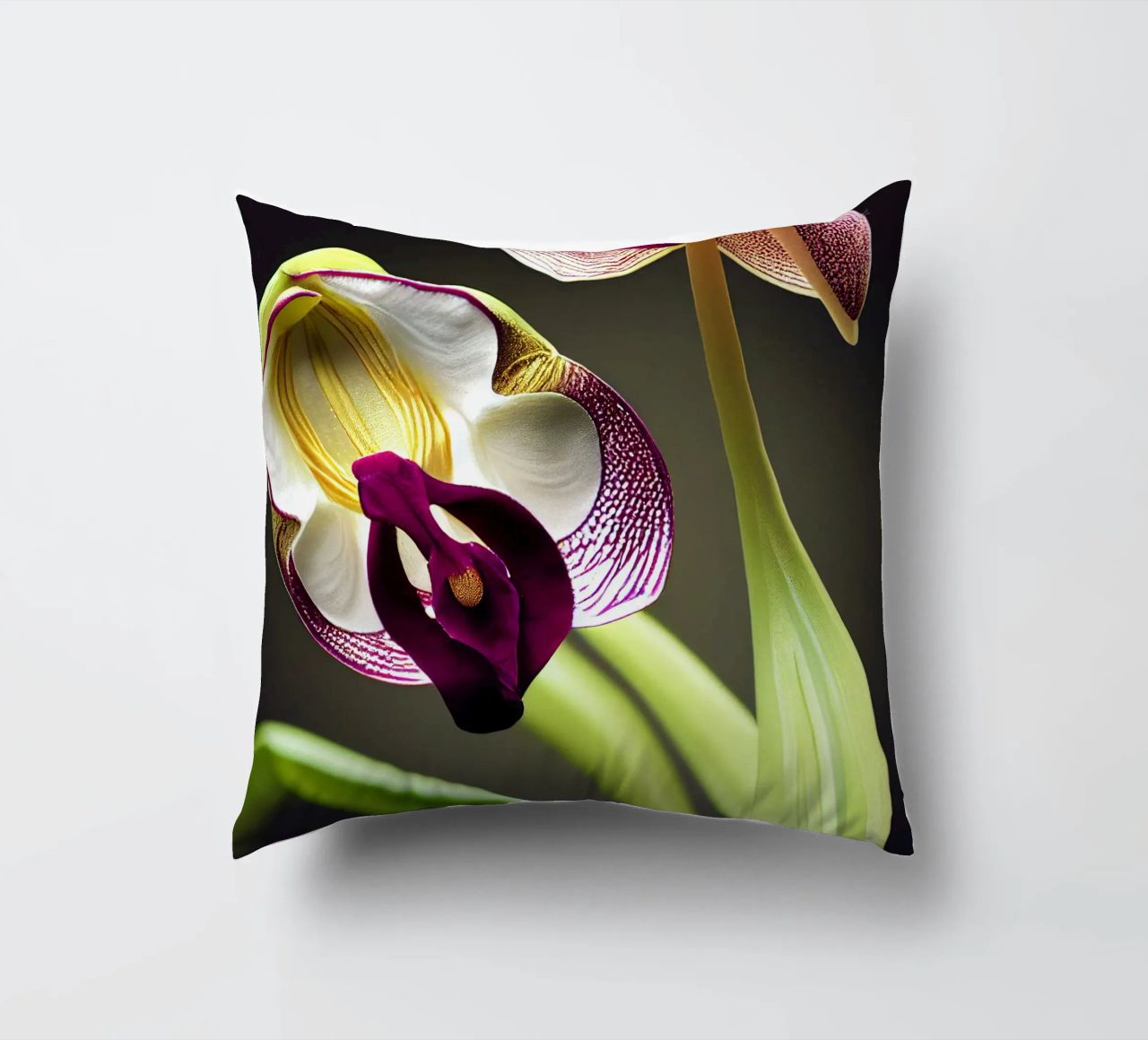 Macro fiore di orchidea Ladys Slipper cuscino da Bold Blooms