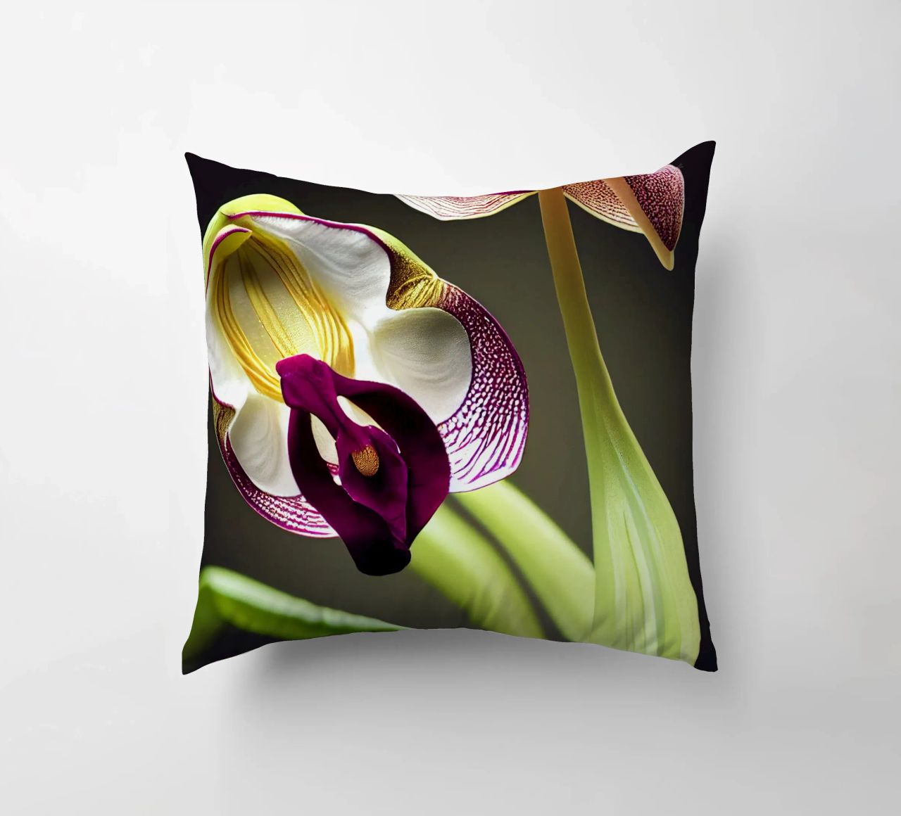 Macro fiore di orchidea Ladys Slipper cuscino da Bold Blooms