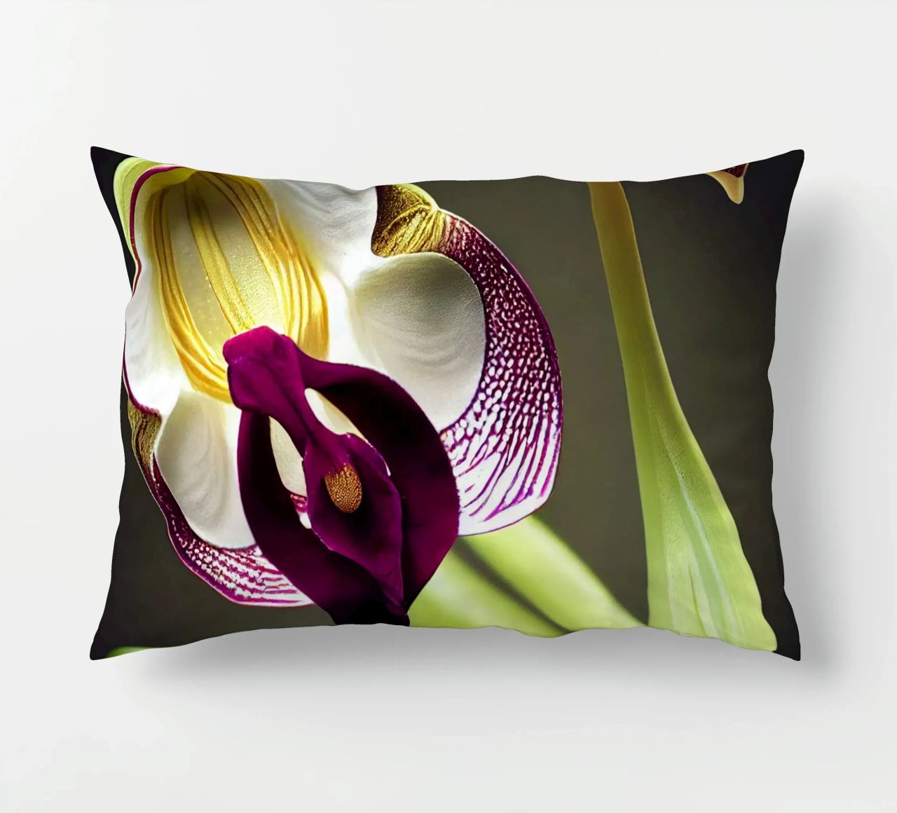 Macro fiore di orchidea Ladys Slipper cuscino da Bold Blooms