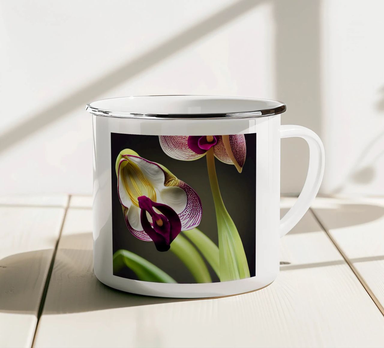 Macro fiore di orchidea Ladys Slipper tazza in smalto da Bold Blooms