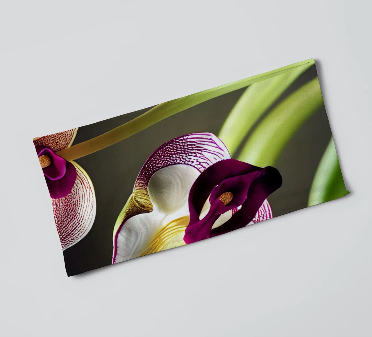 Macro fiore di orchidea Ladys Slipper asciugamano da bagno da Bold Blooms