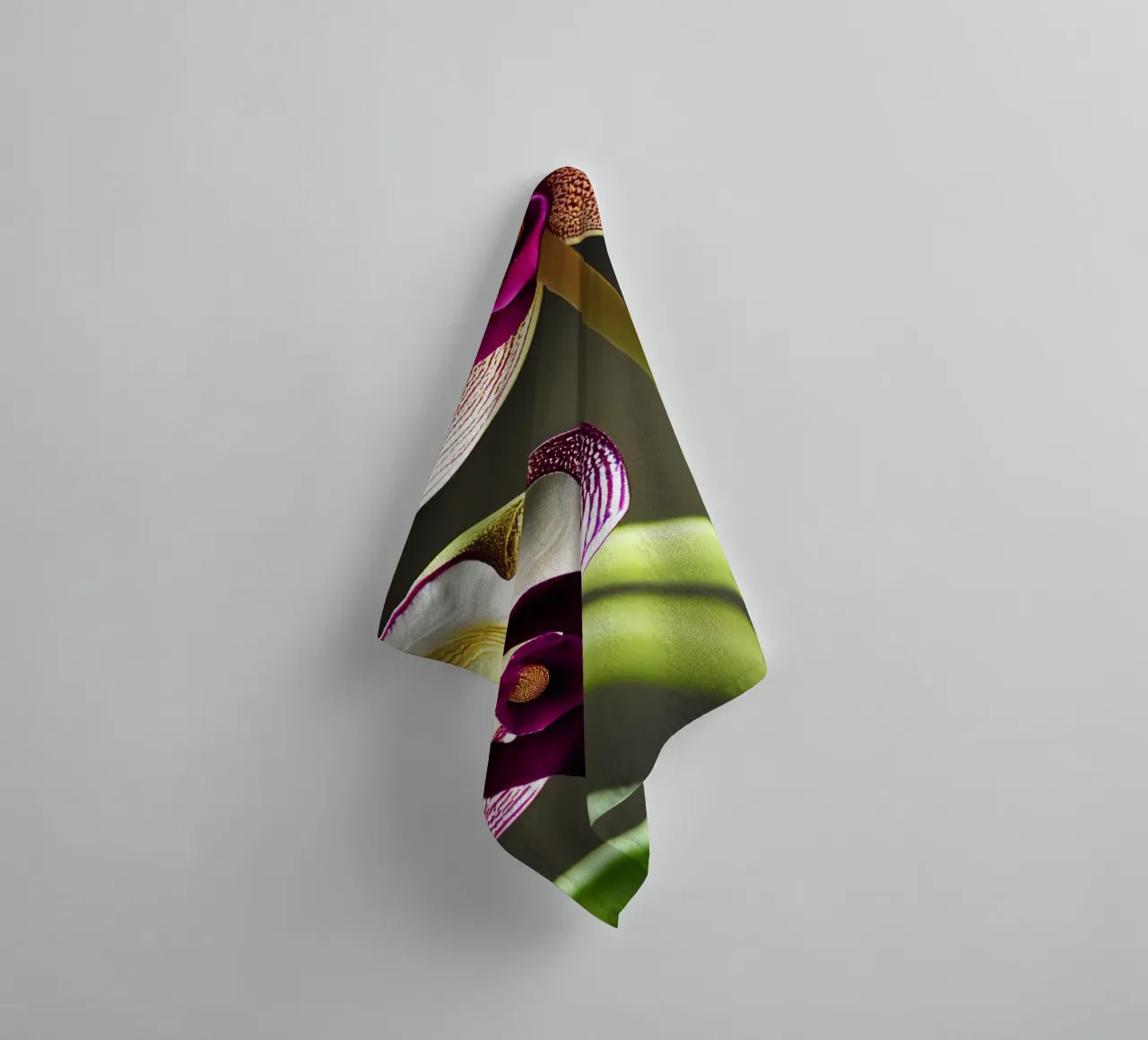 Makro Frauenschuh Orchidee Blume Handtuch von Bold Blooms