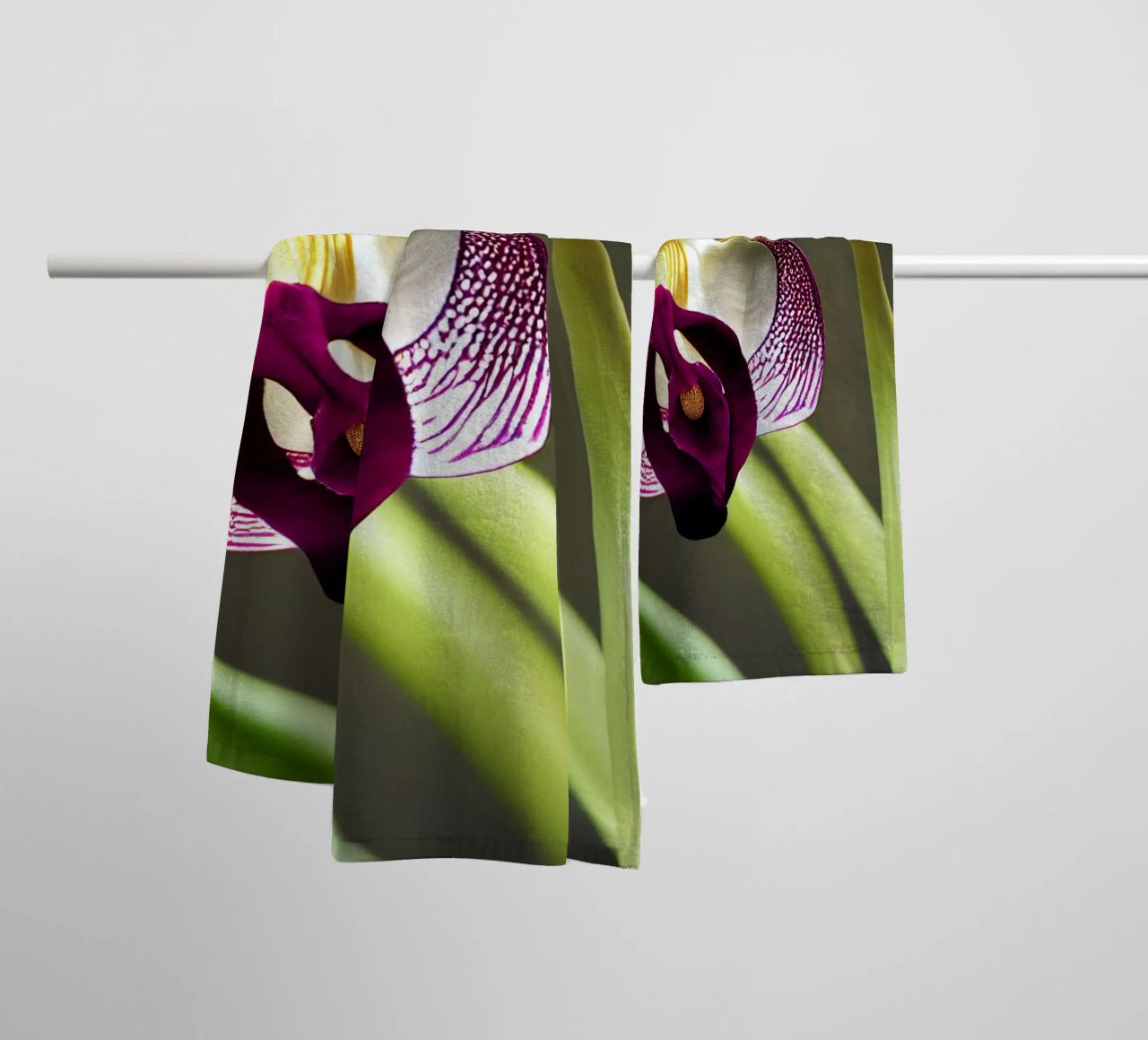 Macro fiore di orchidea Ladys Slipper asciugamano da bagno da Bold Blooms