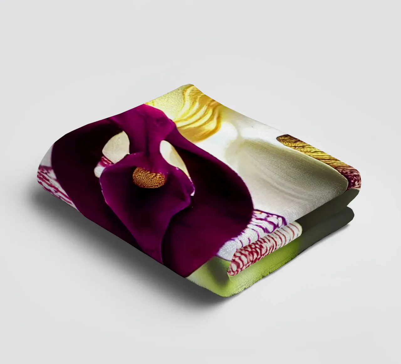 Makro Frauenschuh Orchidee Blume Handtuch von Bold Blooms