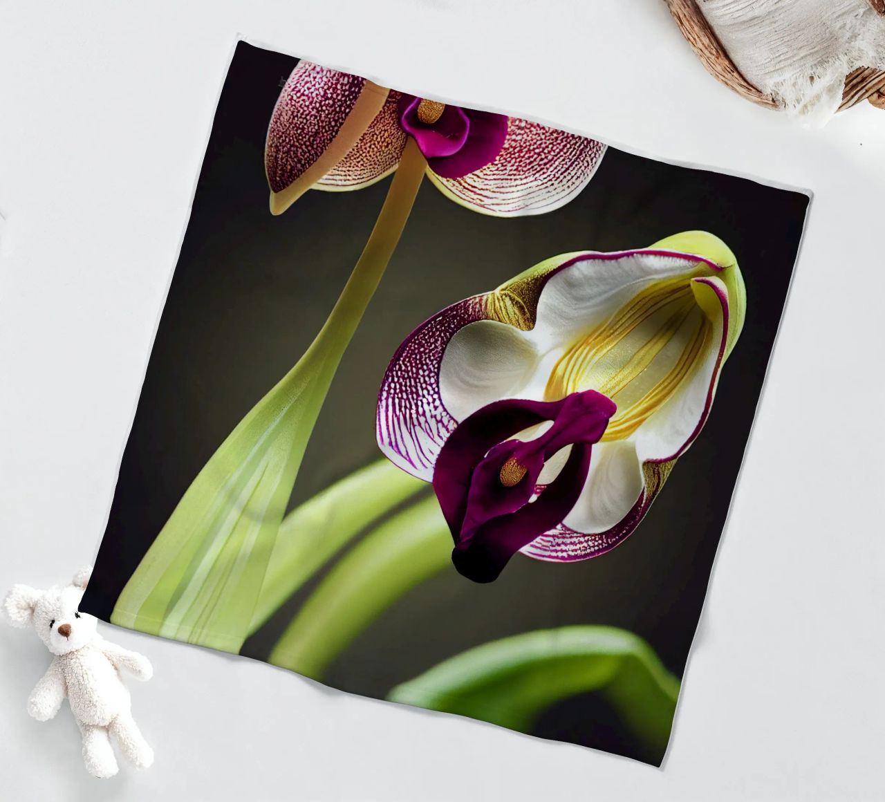 Macro fiore di orchidea Ladys Slipper coperta in pile da Bold Blooms