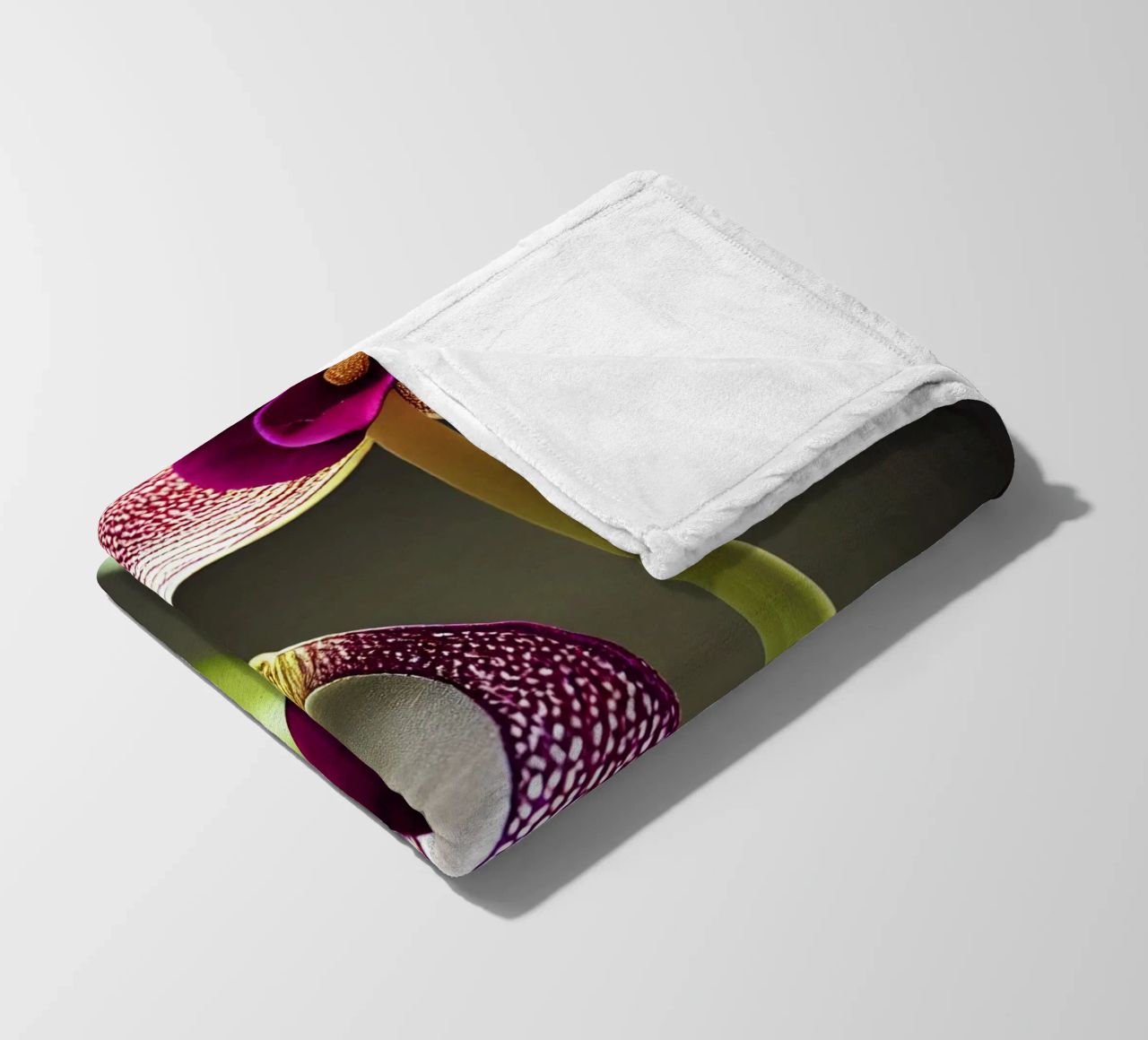 Macro fiore di orchidea Ladys Slipper coperta in pile da Bold Blooms