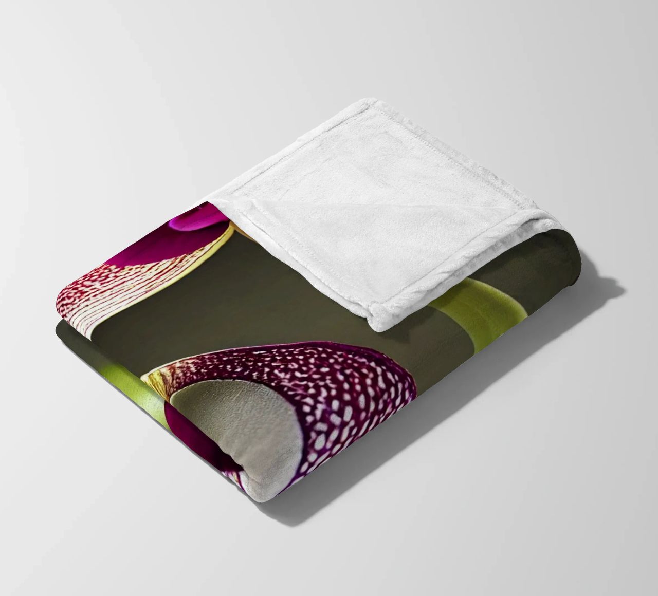 Macro fiore di orchidea Ladys Slipper coperta in pile da Bold Blooms