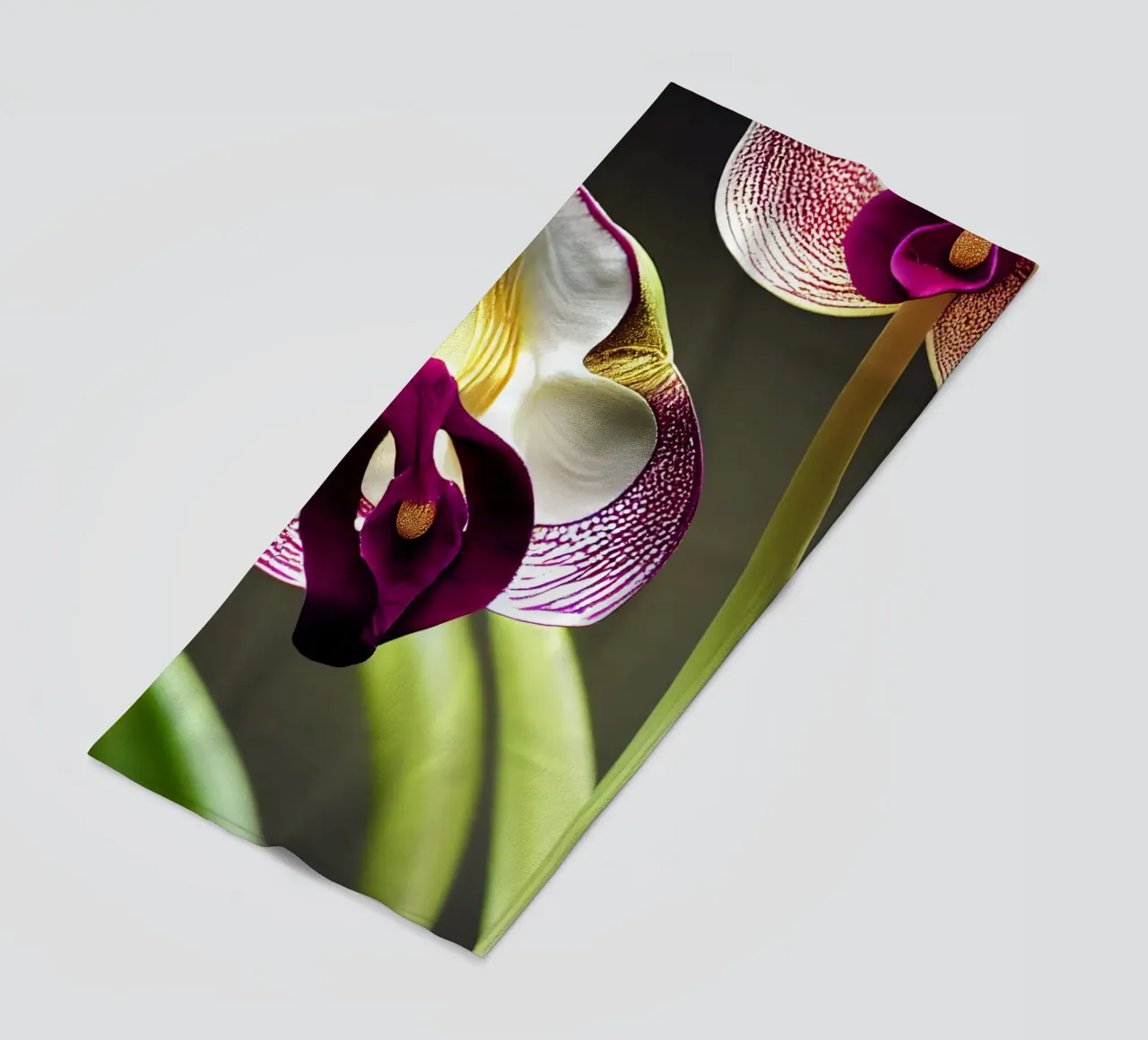 Makro Frauenschuh Orchidee Blume Strandtuch von Bold Blooms
