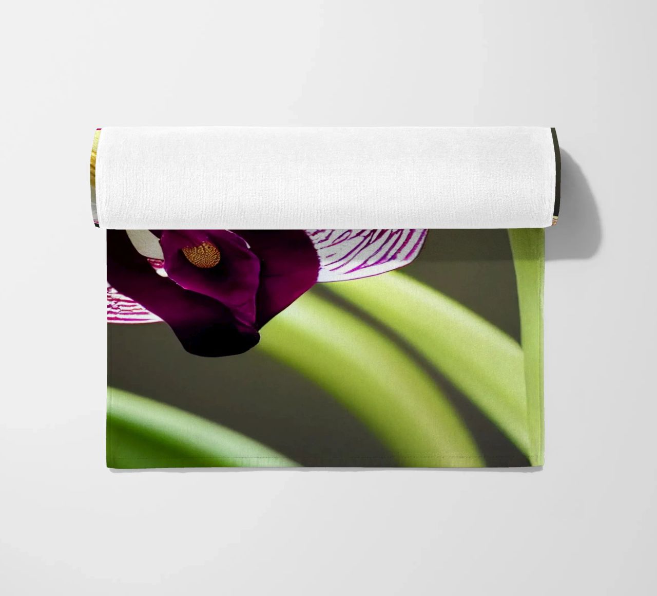 Macro fiore di orchidea Ladys Slipper telo mare da Bold Blooms
