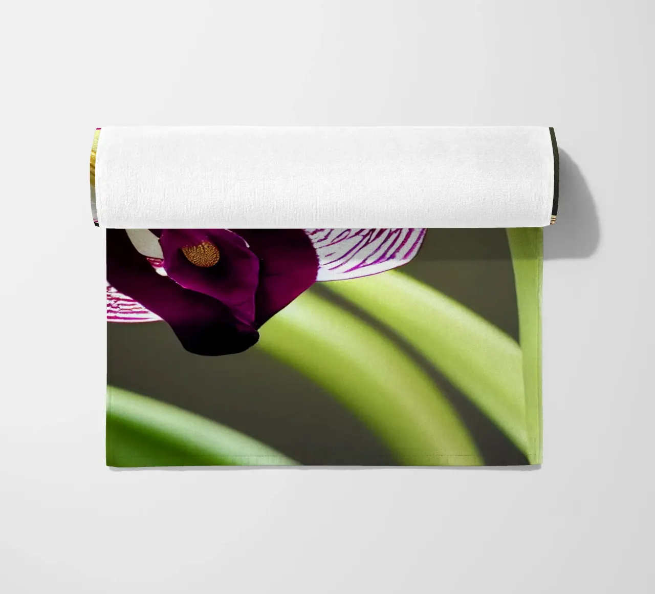 Makro Frauenschuh Orchidee Blume Strandtuch von Bold Blooms