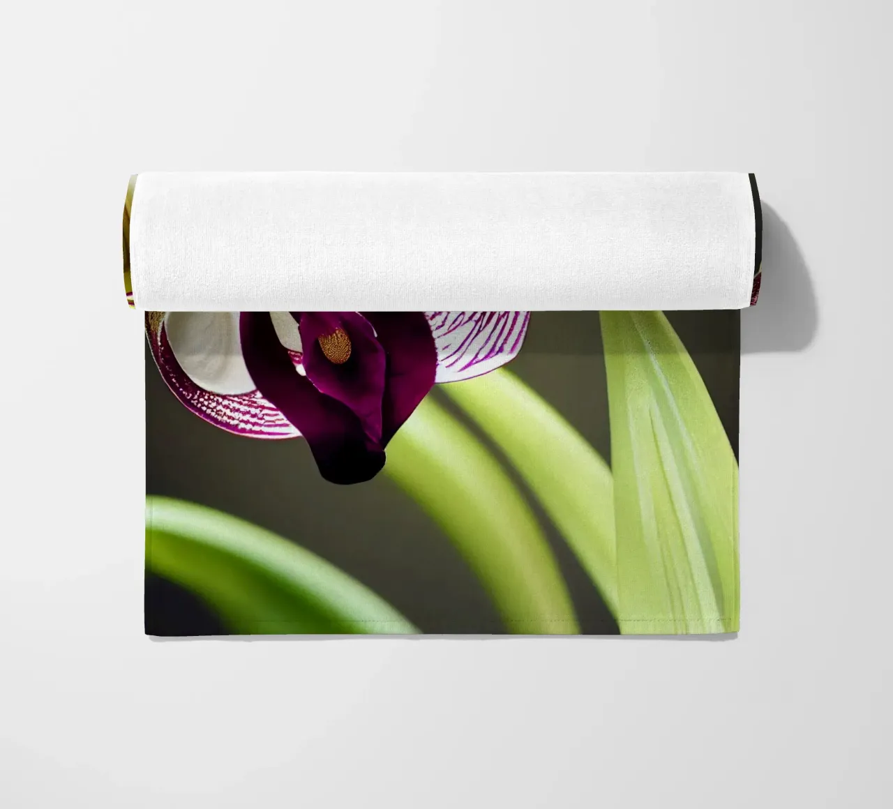 Makro Frauenschuh Orchidee Blume Strandtuch von Bold Blooms