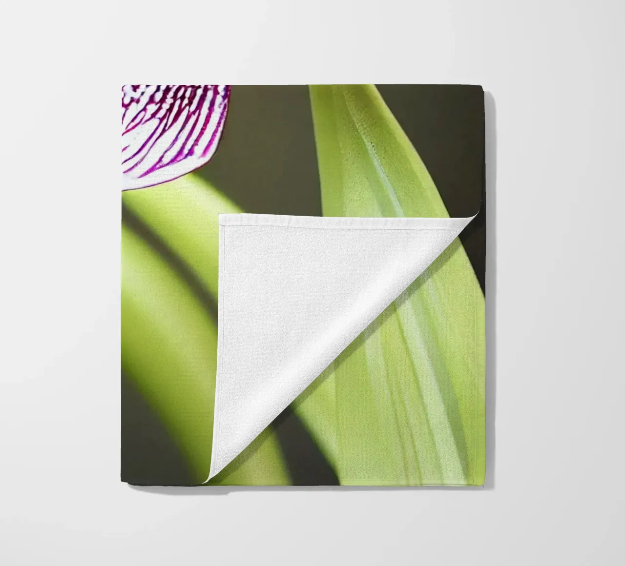 Makro Frauenschuh Orchidee Blume Strandtuch von Bold Blooms