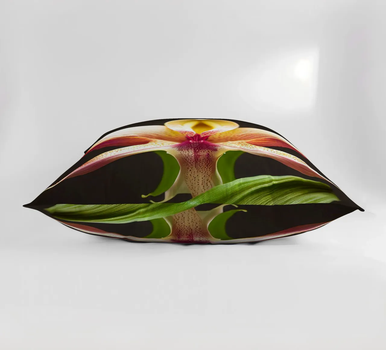Macro fiore di orchidea Ladys Slipper cuscino da Bold Blooms