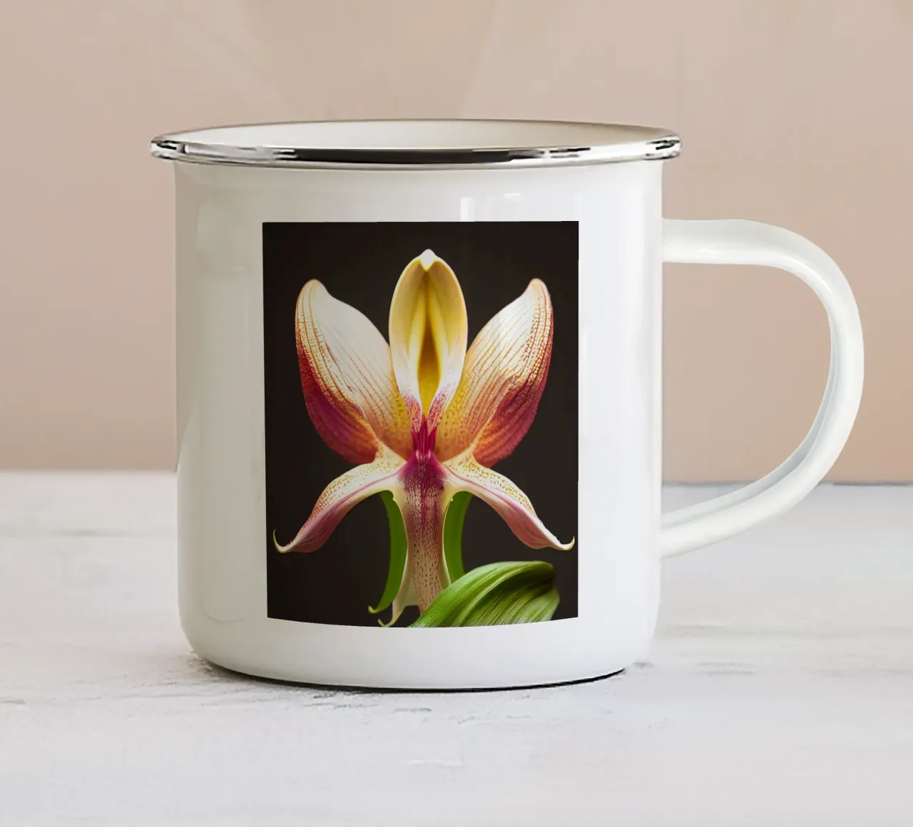 Macro fiore di orchidea Ladys Slipper tazza in smalto da Bold Blooms