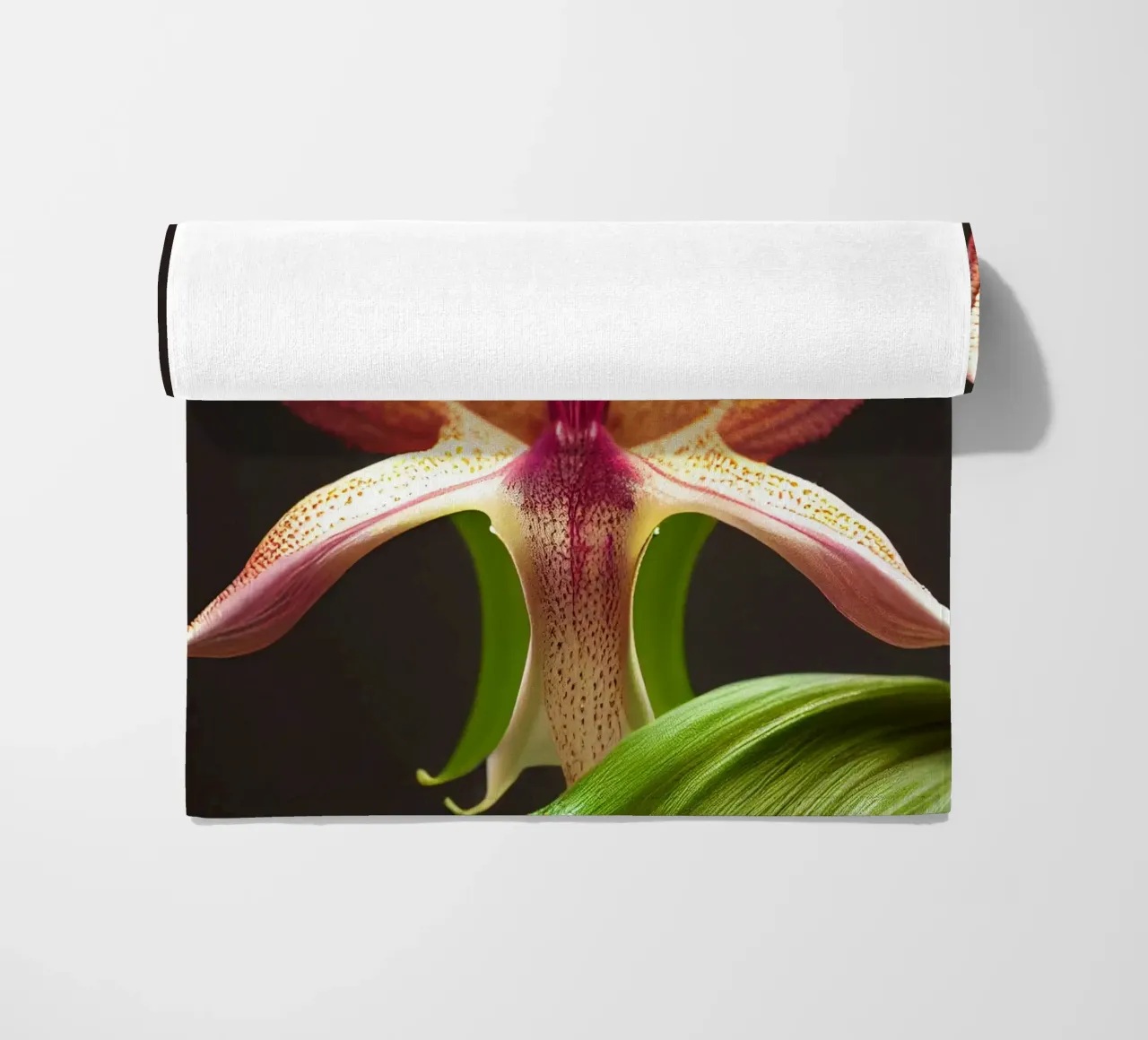 Macro fiore di orchidea Ladys Slipper telo mare da Bold Blooms