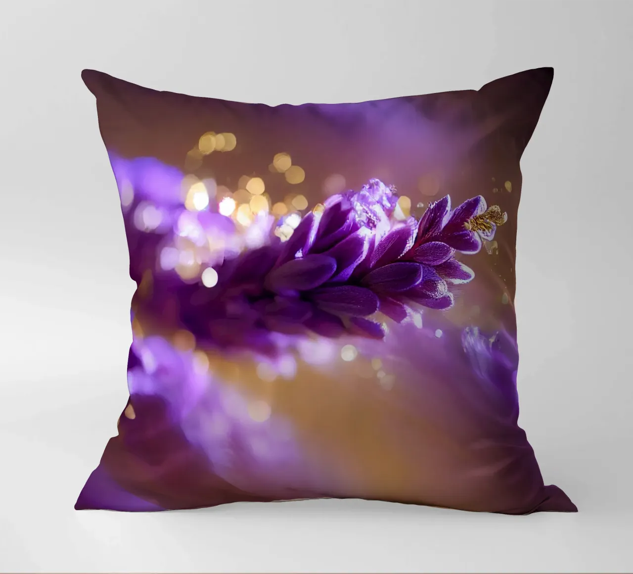 Macro fiore di lavanda cuscino da Bold Blooms