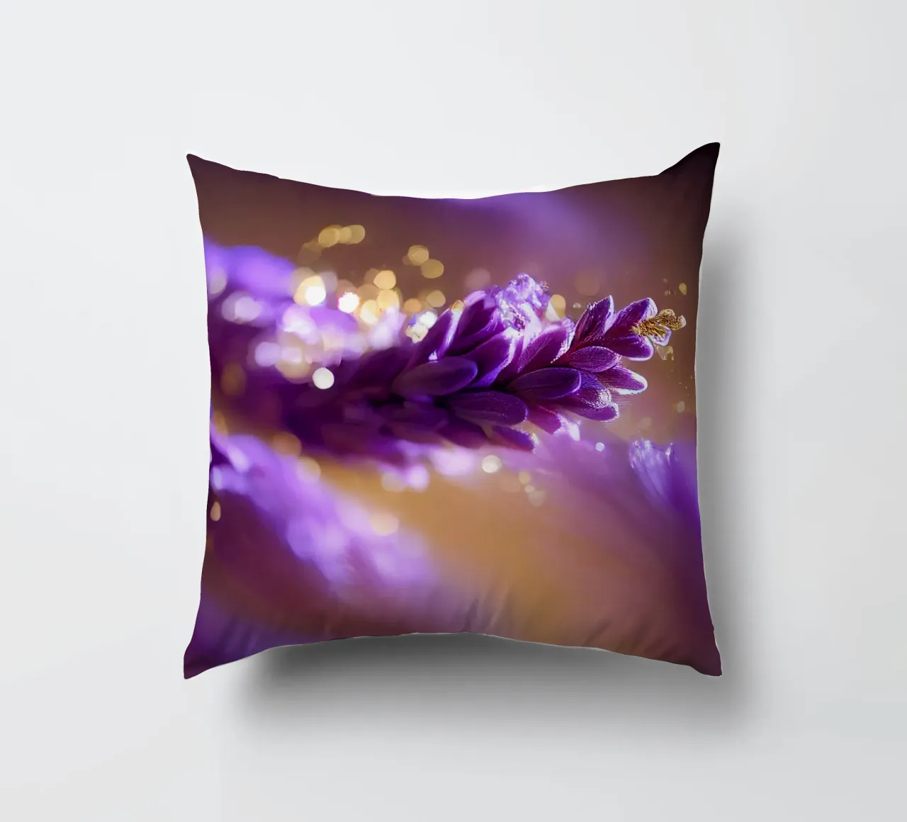 Macro fiore di lavanda cuscino da Bold Blooms
