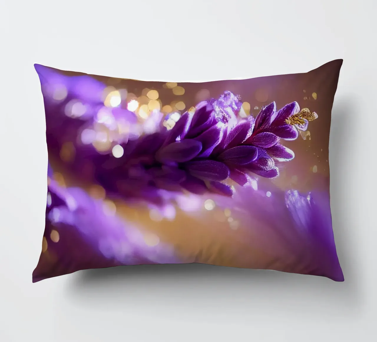 Macro fiore di lavanda cuscino da Bold Blooms