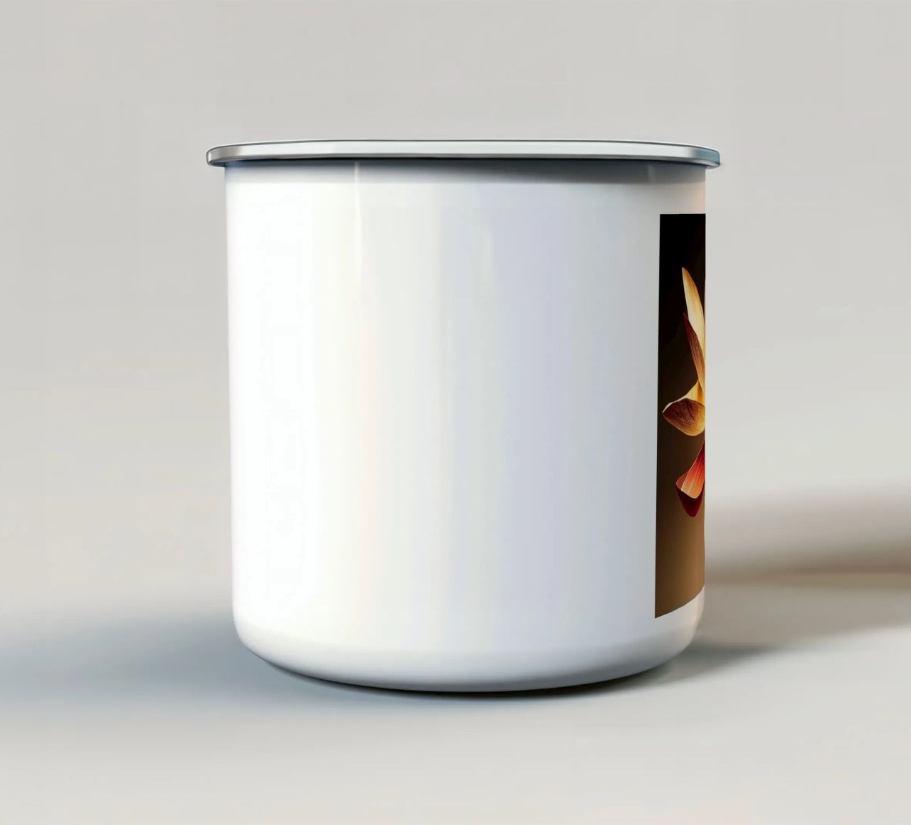 Macro fiore di loto tazza in smalto da Bold Blooms