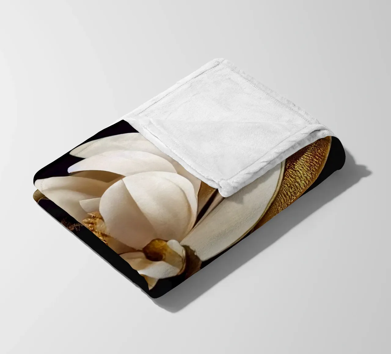 Macro Magnolia Flower coperta in pile da Bold Blooms