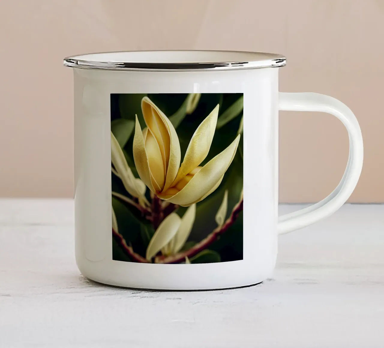 Macro Magnolia Flower tazza in smalto da Bold Blooms