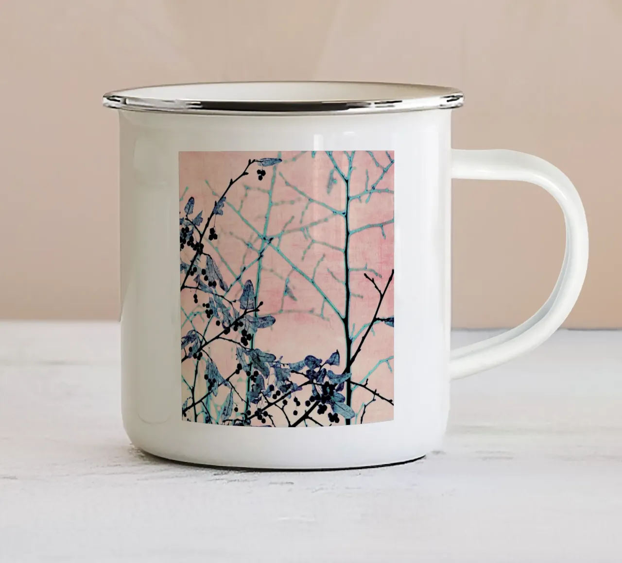 Winter Berries IV tazza in smalto da Ingrid Beddoes