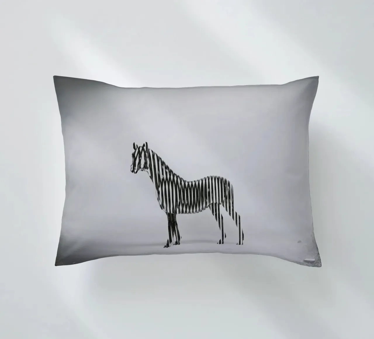 Zebra Mist cuscino da Eugene Soloviev