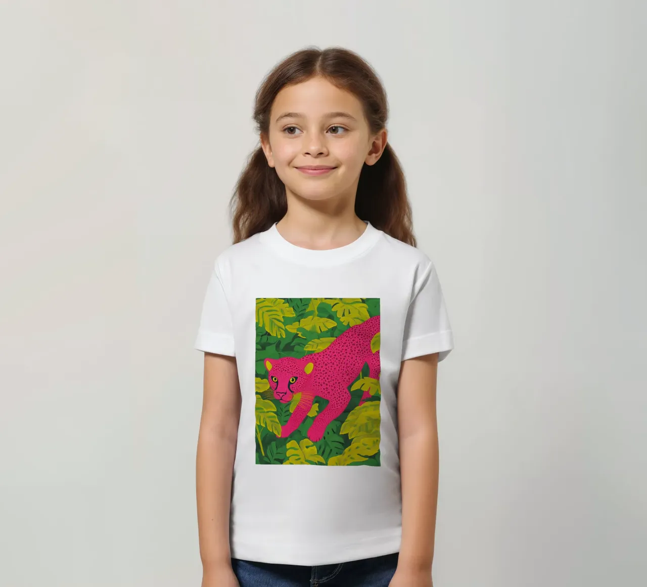 Ghepardo rosa in una foresta tropicale - Un elegante safari pop art t-shirt bambini da Kaji