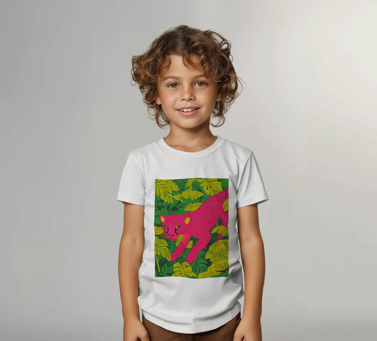 Ghepardo rosa in una foresta tropicale - Un elegante safari pop art t-shirt bambini da Kaji