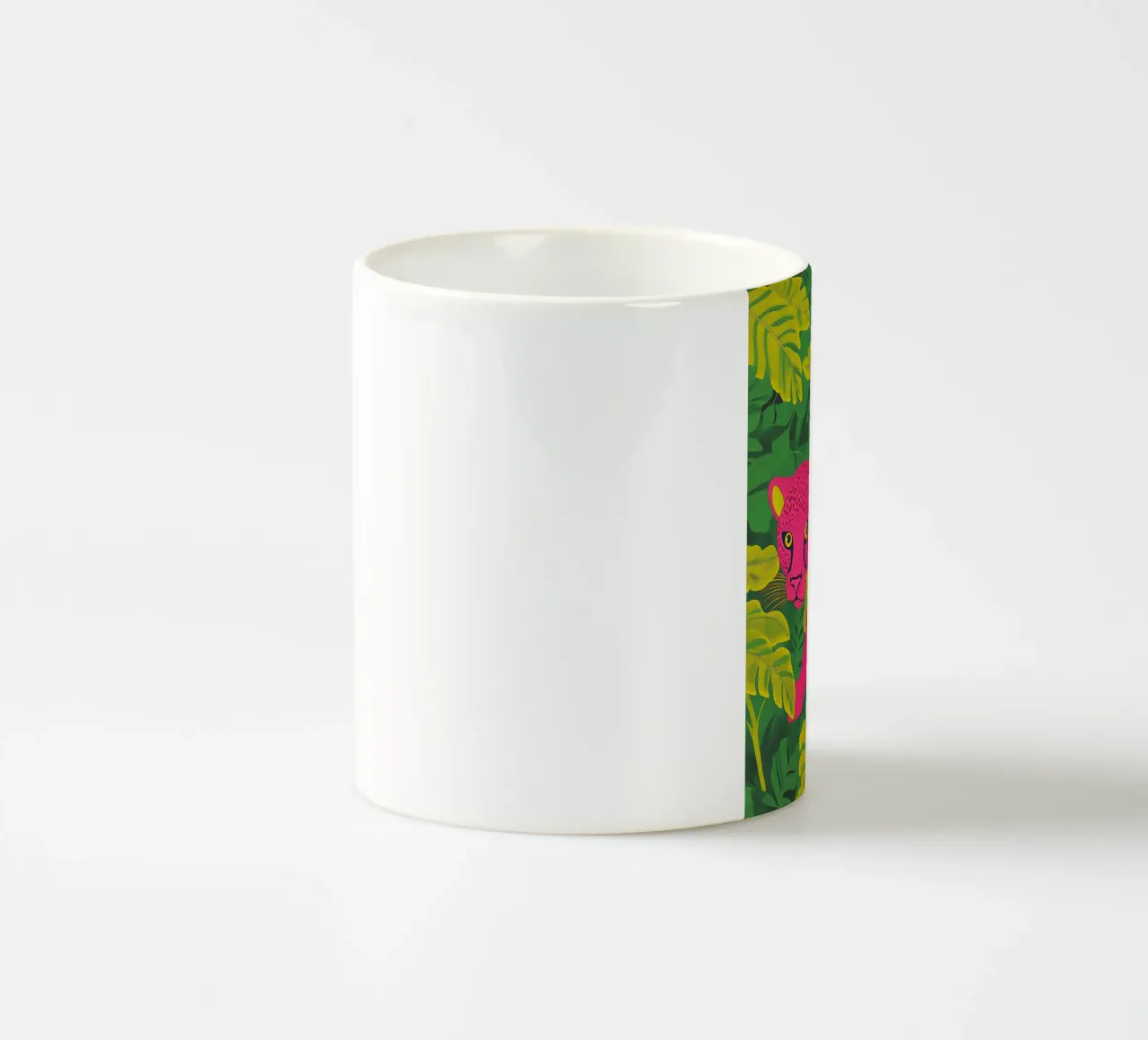 Ghepardo rosa in una foresta tropicale - Un elegante safari pop art tazza in ceramica da Kaji