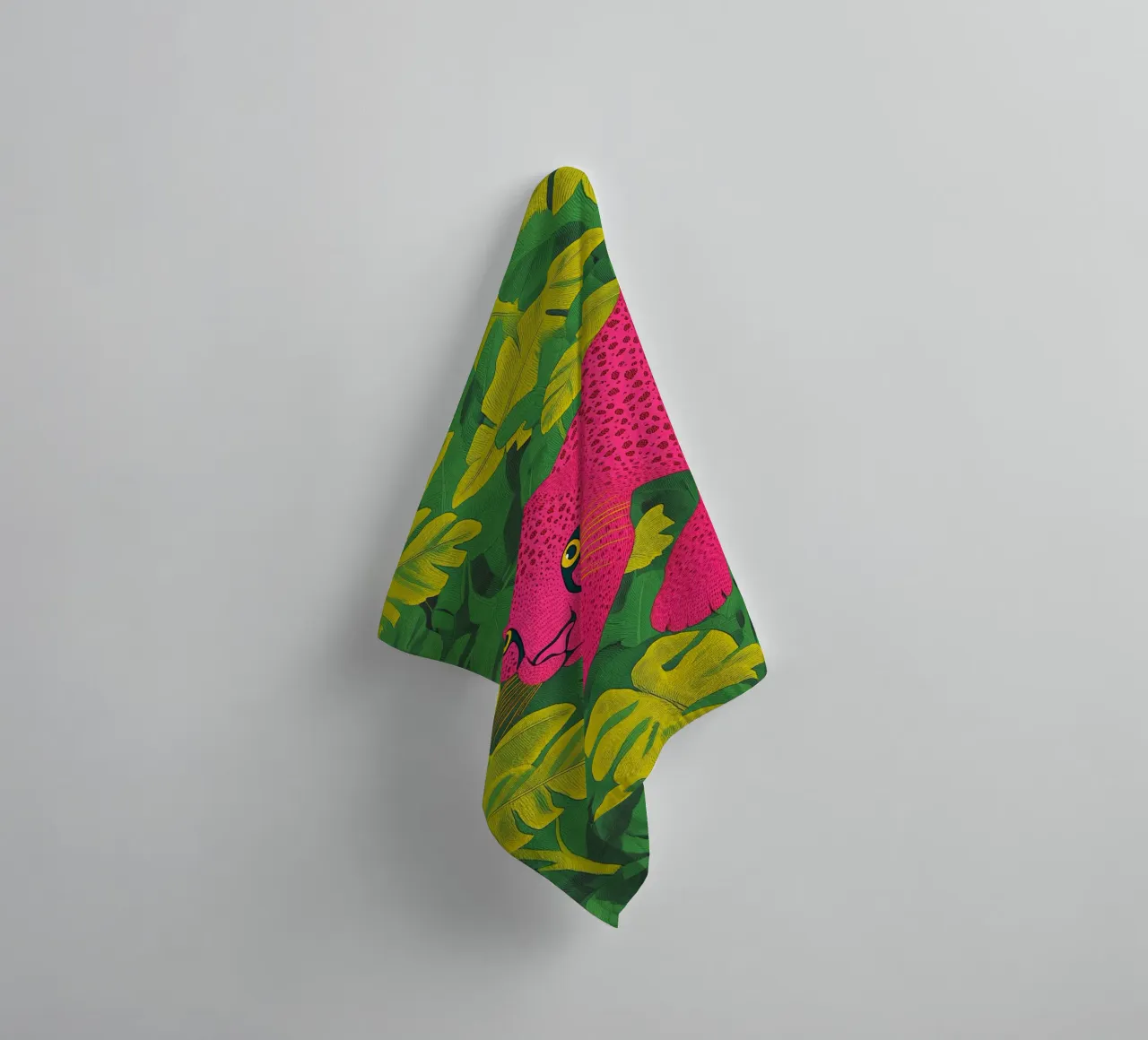 Ghepardo rosa in una foresta tropicale - Un elegante safari pop art asciugamano da bagno da Kaji