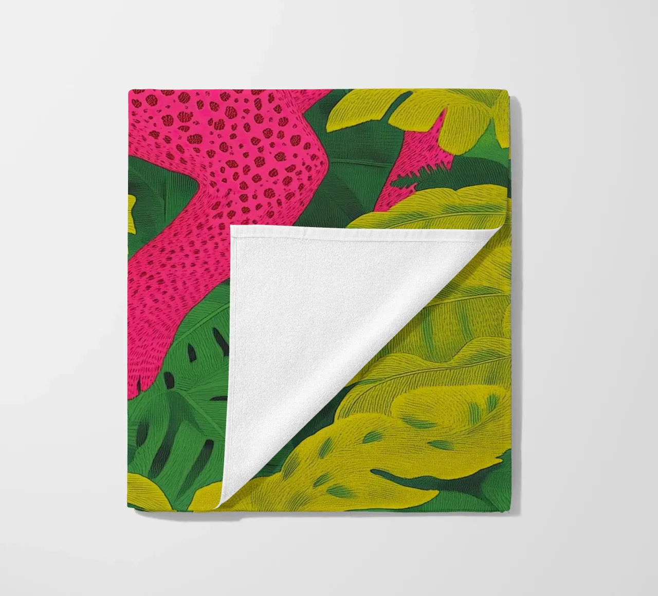 Ghepardo rosa in una foresta tropicale - Un elegante safari pop art telo mare da Kaji