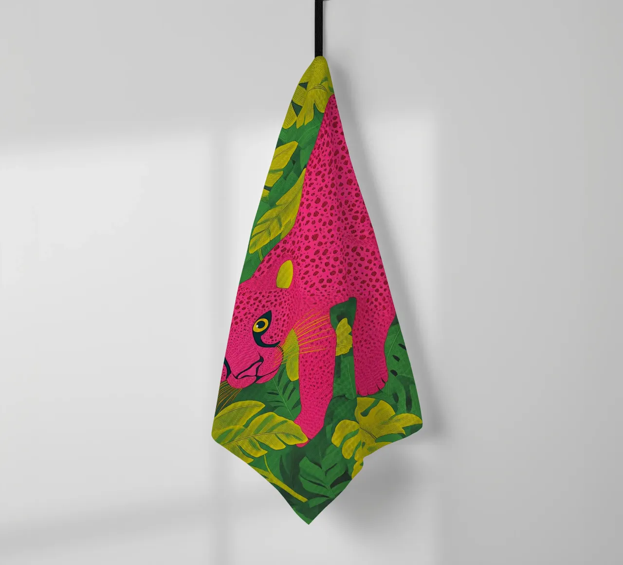 Guépard rose dans une forêt tropicale - Un safari Pop Art stylé torchon de Kaji