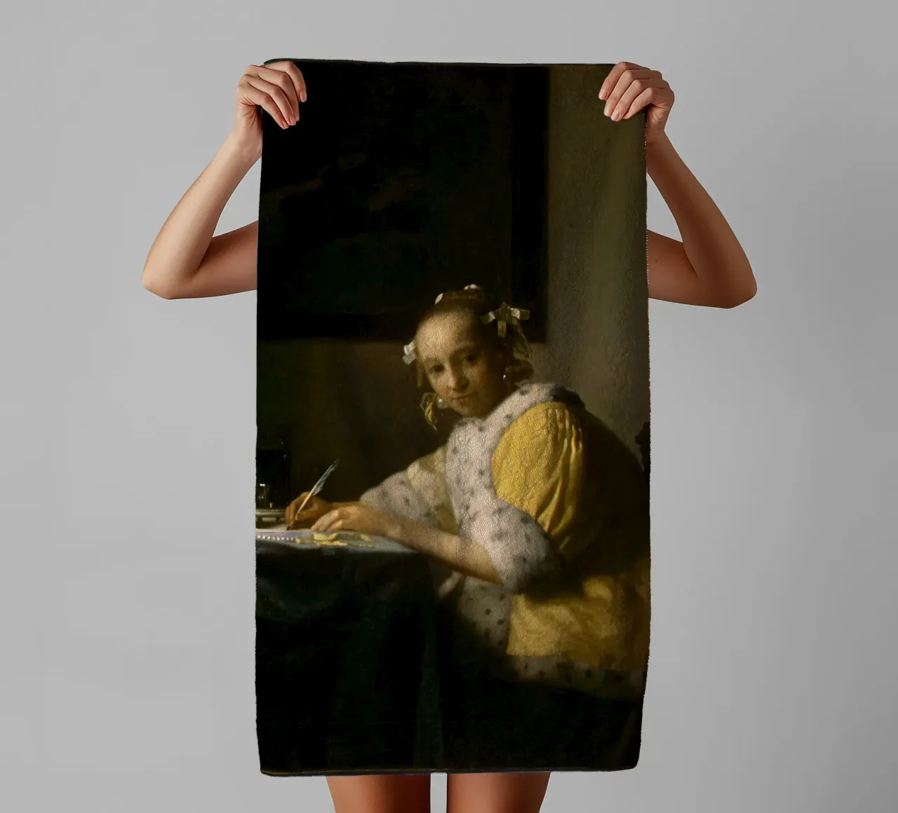 Lo scrittore di lettere in giallo - Eleganza senza tempo di Vermeer asciugamano da bagno da Little Art Histories