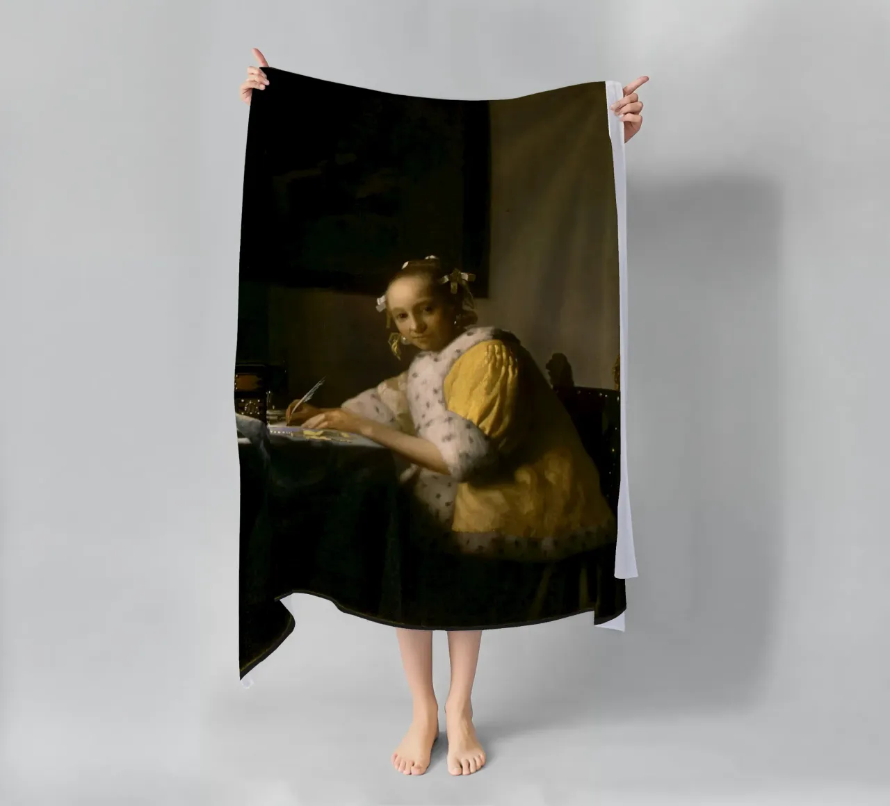 Lo scrittore di lettere in giallo - Eleganza senza tempo di Vermeer telo mare da Little Art Histories