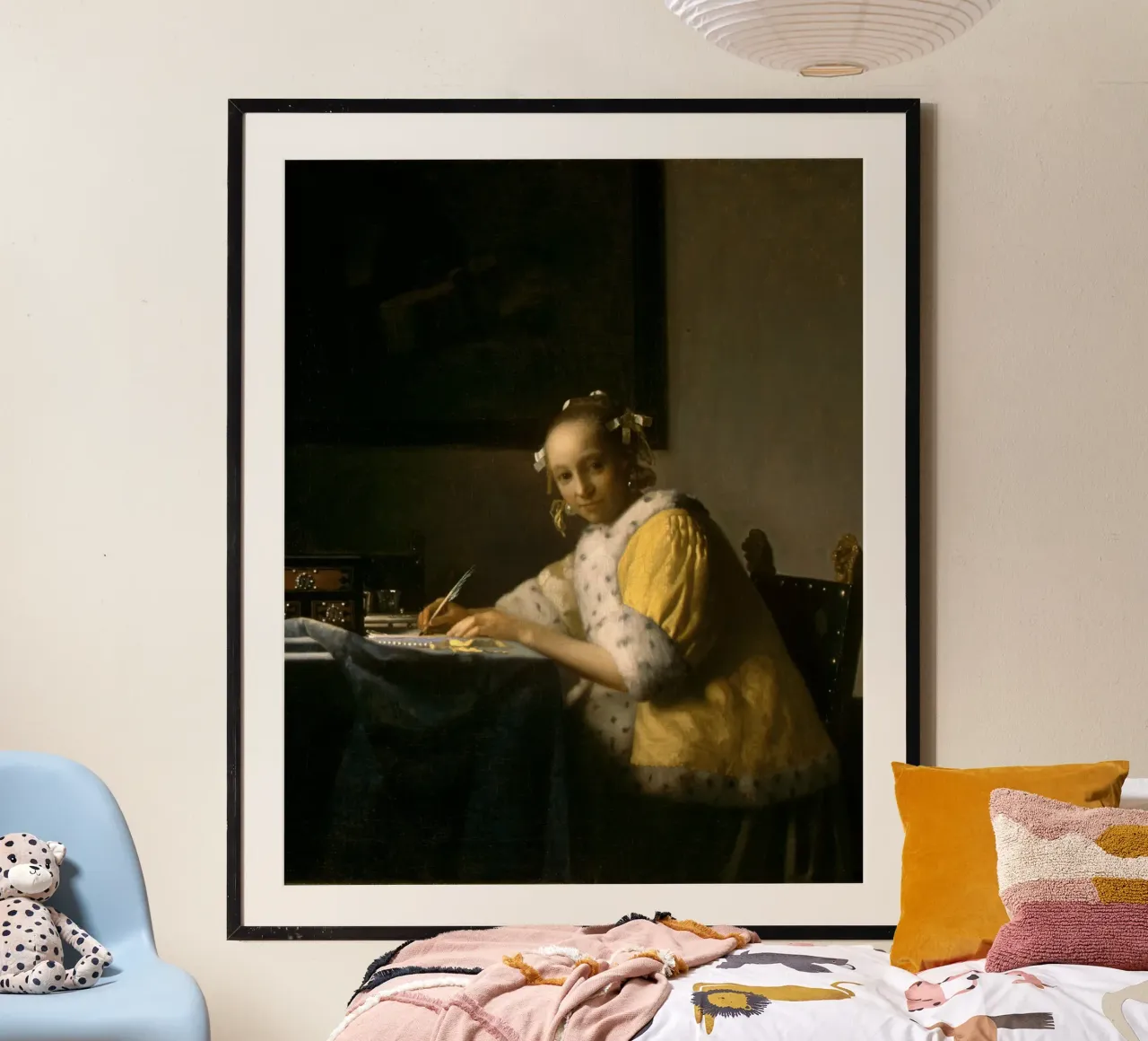 Lo scrittore di lettere in giallo - Eleganza senza tempo di Vermeer poster con telaio in legno da Little Art Histories