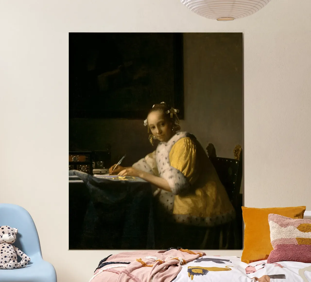 Lo scrittore di lettere in giallo - Eleganza senza tempo di Vermeer poster con telaio in legno da Little Art Histories